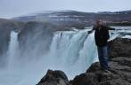 Visitando uma das mais famosas e belas cachoeiras do país, a Godafoss, região de Akureyri, maior cidade do norte da Islândia